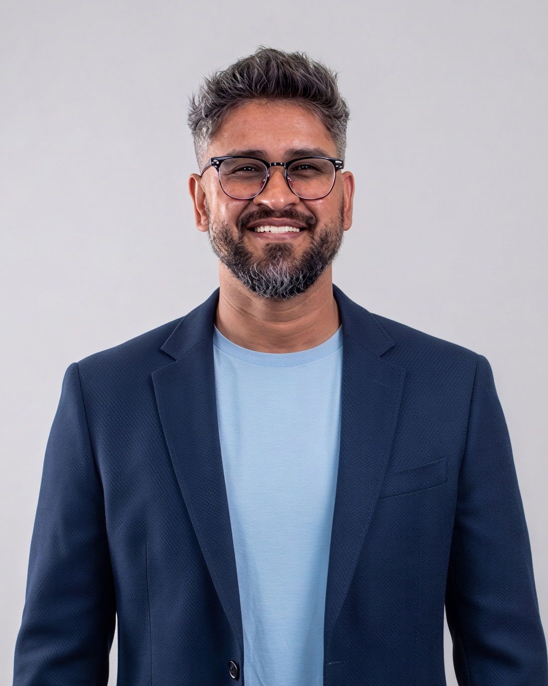 Roberto Jr., especialista em Comunicação Interna e Endomarketing, com camisa social azul clara e sorrindo